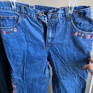 Embroidered floral Bill Blass Capri jeans